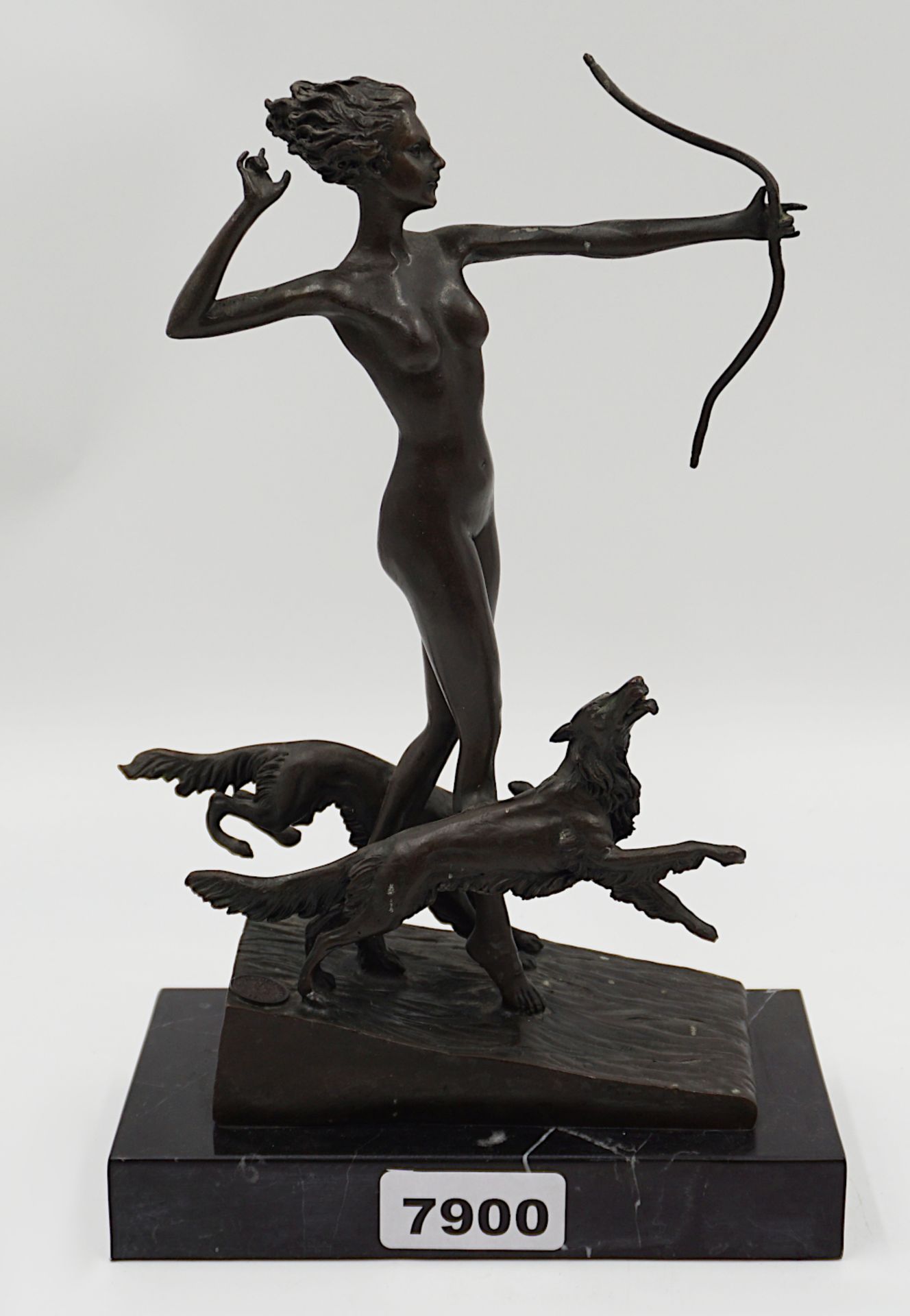 1 Bronzefigur auf Sockel sign. LORENZL (wohl Josef L. 1892-1950) "Diana auf der Jagd mit zwei Hunden