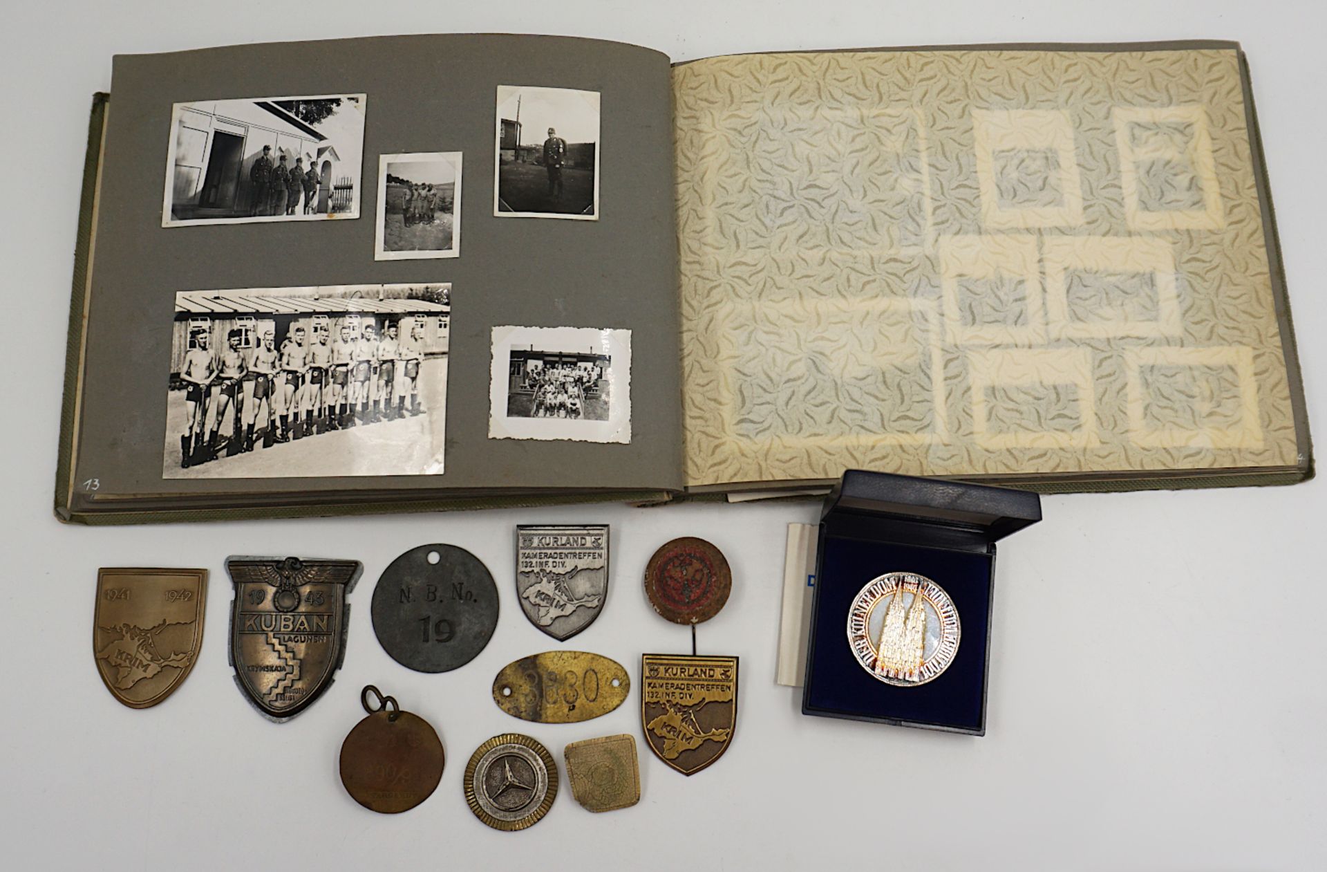 1 Konv. Militaria 2. WK: 1 Fotoalbum "Erinnerungen an den Reichsarbeitsdienst" mit Lagerbildern u.a.