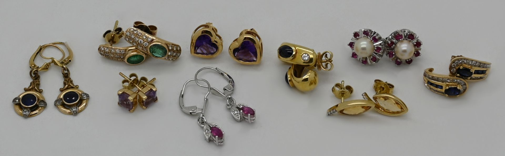 1 Konvolut Ohrschmuck: GG/ WG 14ct. u.a., z.T. mit Brillanten, Amethysten, jeweils Asp./ Gsp.