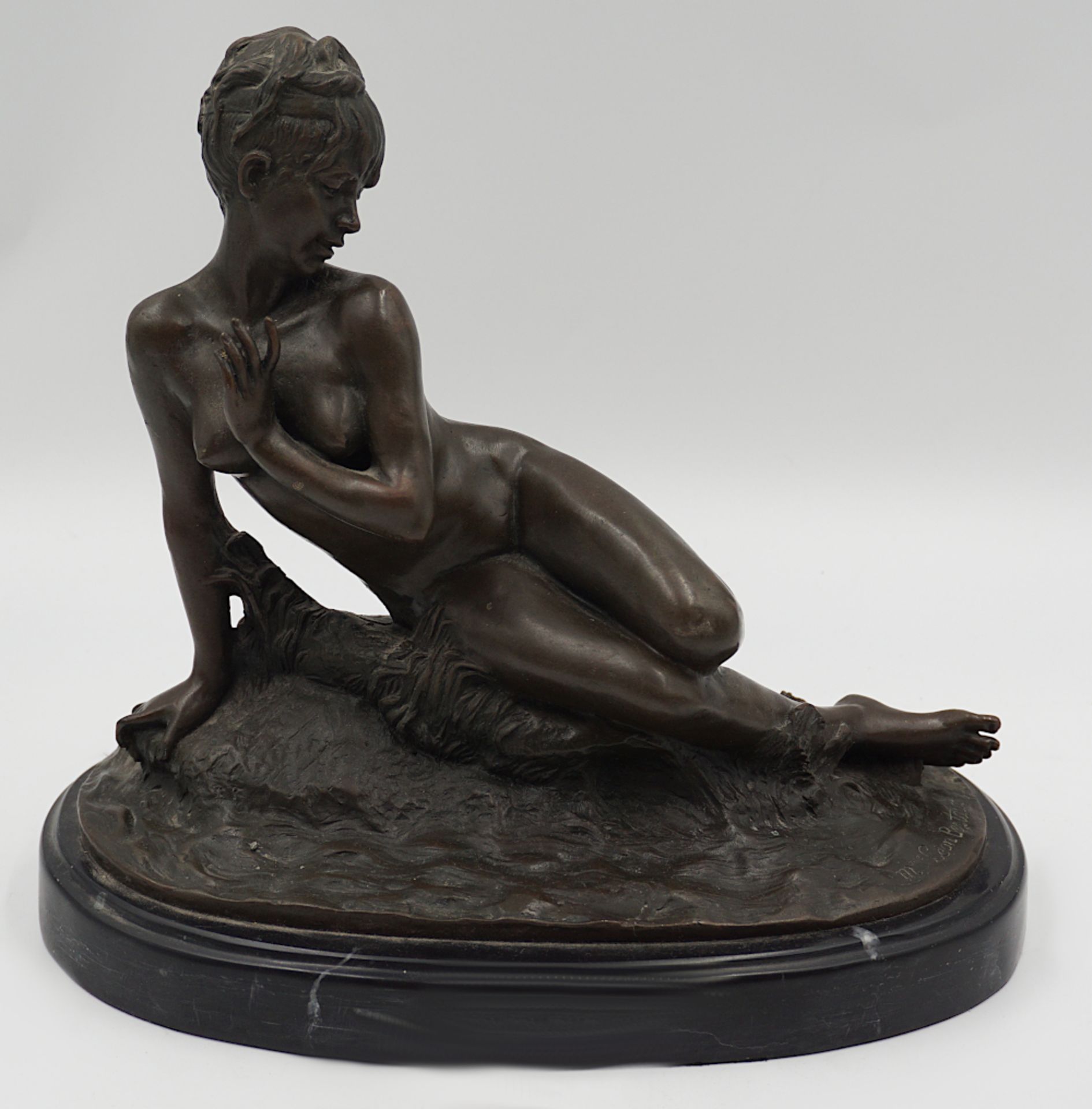 1 Bronzefigur am Sockel sign. Léon BERTAUX (wohl 1827-?) "Madame Léon BERTAUX" mit Pariser Gießereis