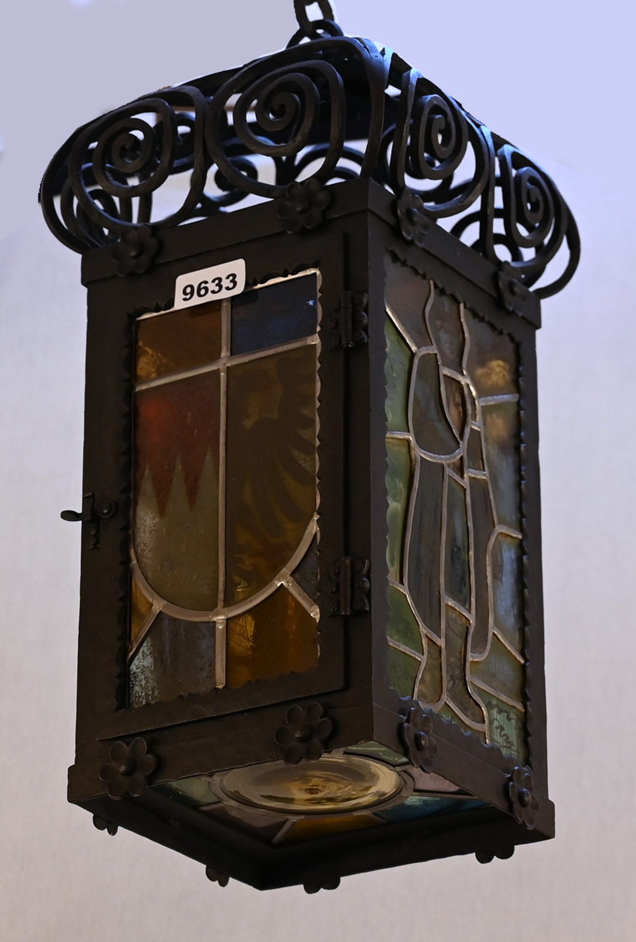 1 Hängelampe Historismus Metall mit Buntglasfenstern "Wappen- und Personendekor" ca. H 58cm, z.T. be