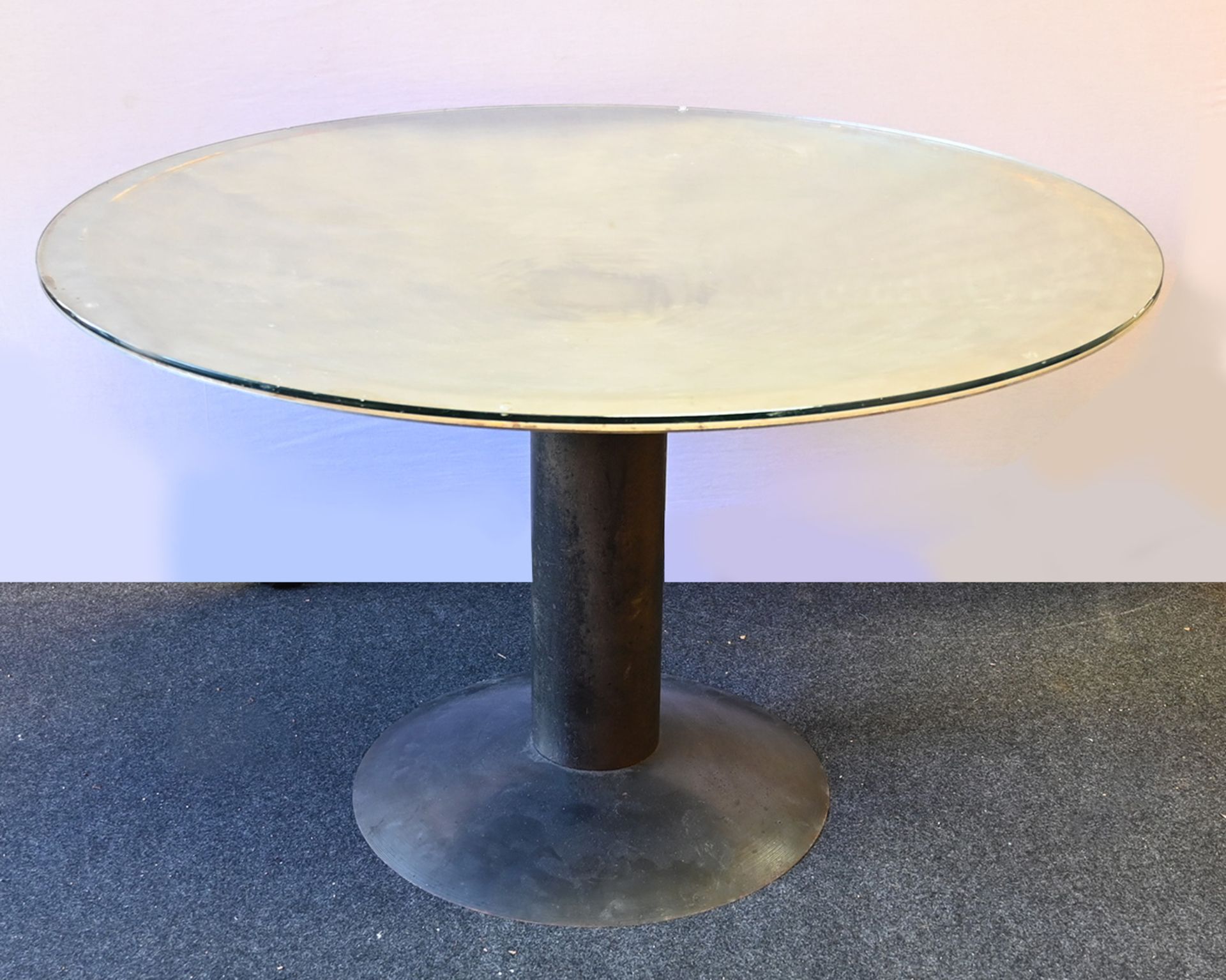 1 Designtisch zentraler massiver Eisen Standfuß/Glasdeckplatte, H ca. 73cm, D ca. 120cm, z.T. besch.