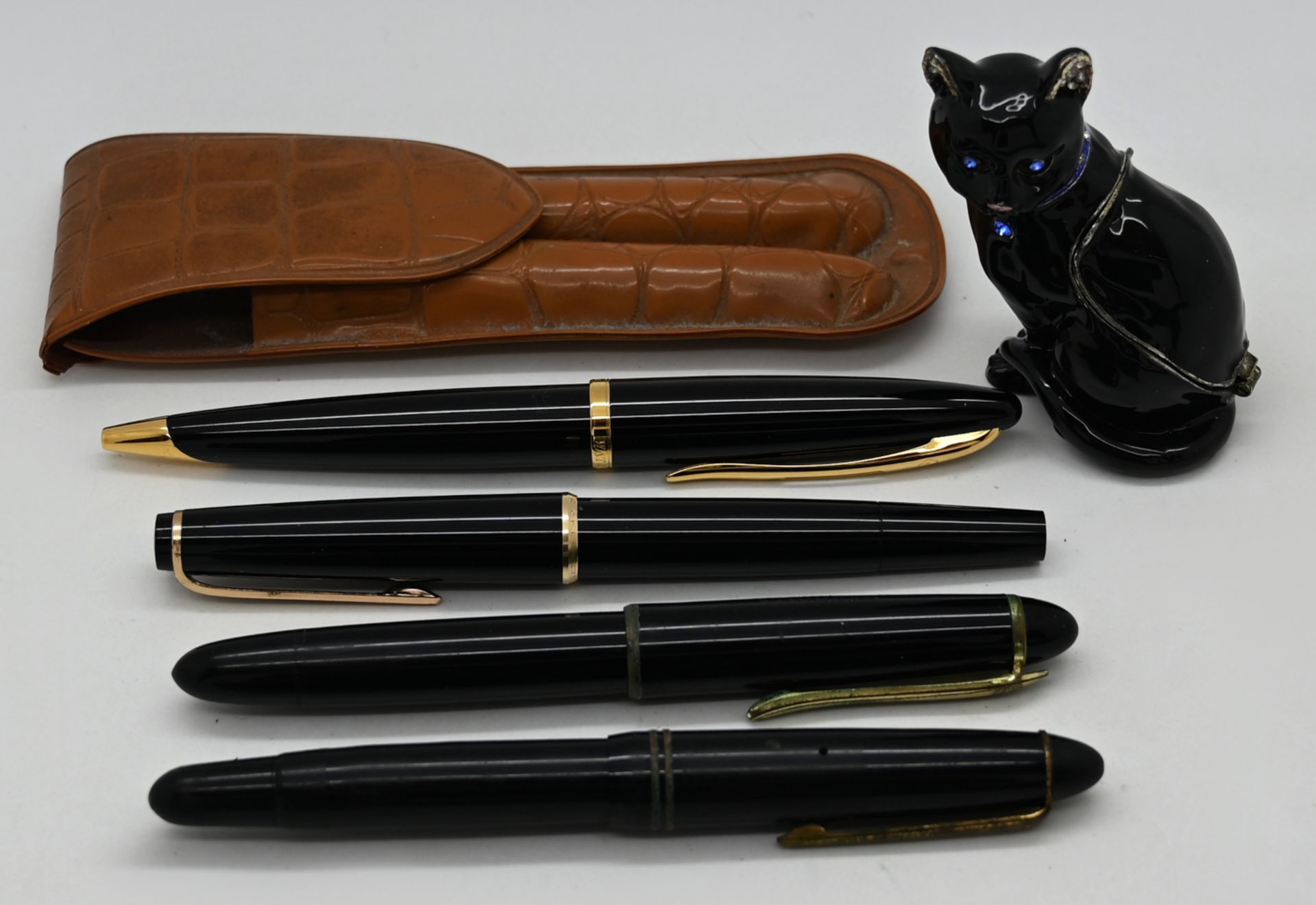 1 Füller MONTBLANC Feder GG 14ct. in Originalschatulle, 1 Kugelschreiber WATERMAN in Originalschatul