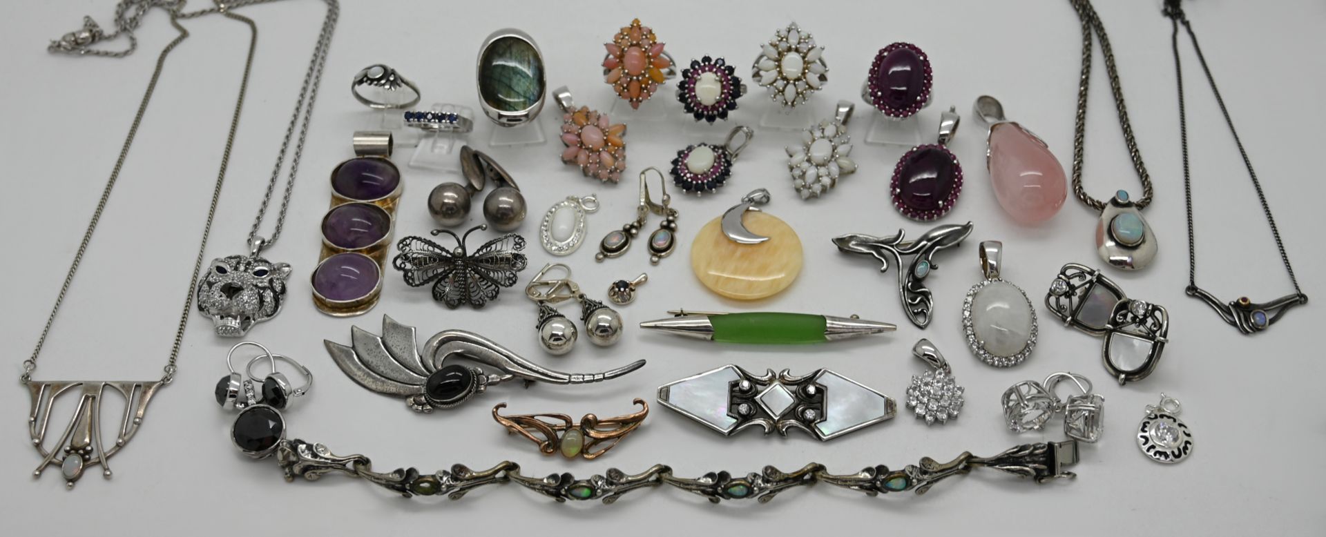 1 Konvolut Schmuck: Silber 925 u.a. z.T. vergoldet, z.T. mit Edelsteinen,