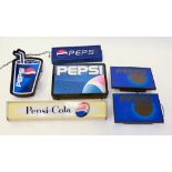 Sechs Pepsi-Werbeschilder