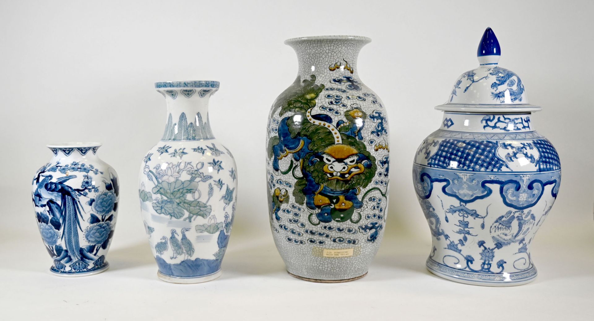 Drei Vasen und eine Deckelvase, China