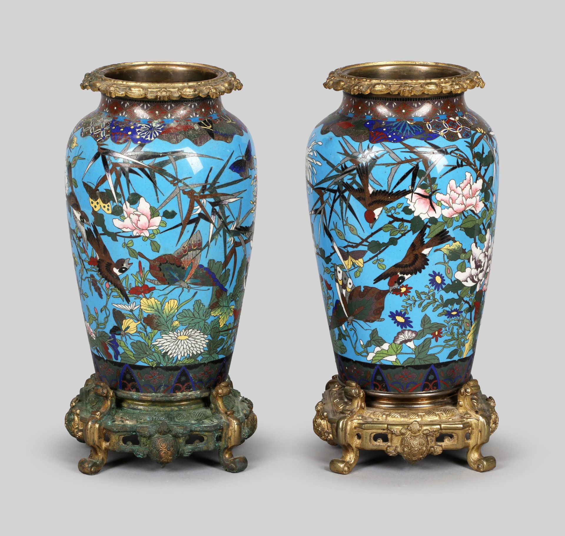 Paar Cloisonné-Vasen, China, um 1920