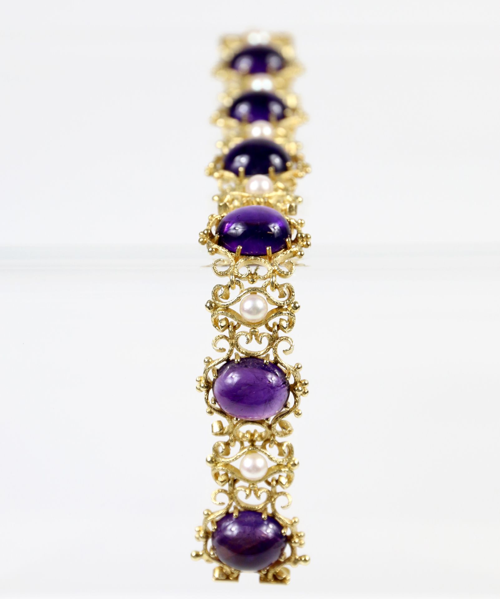 Armband mit Amethyst-Cabochons und Perlen