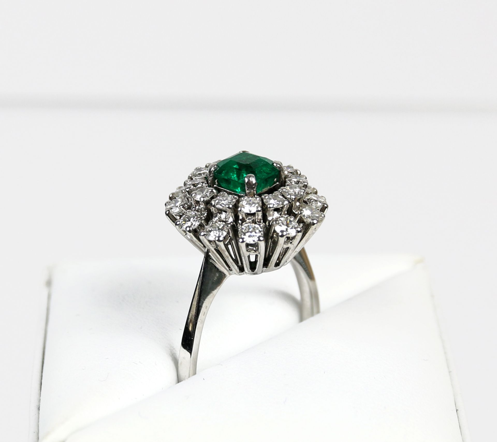 Ring mit Smragd ca. 1,5ct. und Brillanten - Bild 2 aus 11