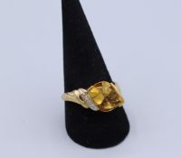 Damen Ring 375 GG, hochgestellt mit einem synthetischen gelblichen Stein in klassischer fein abgetr