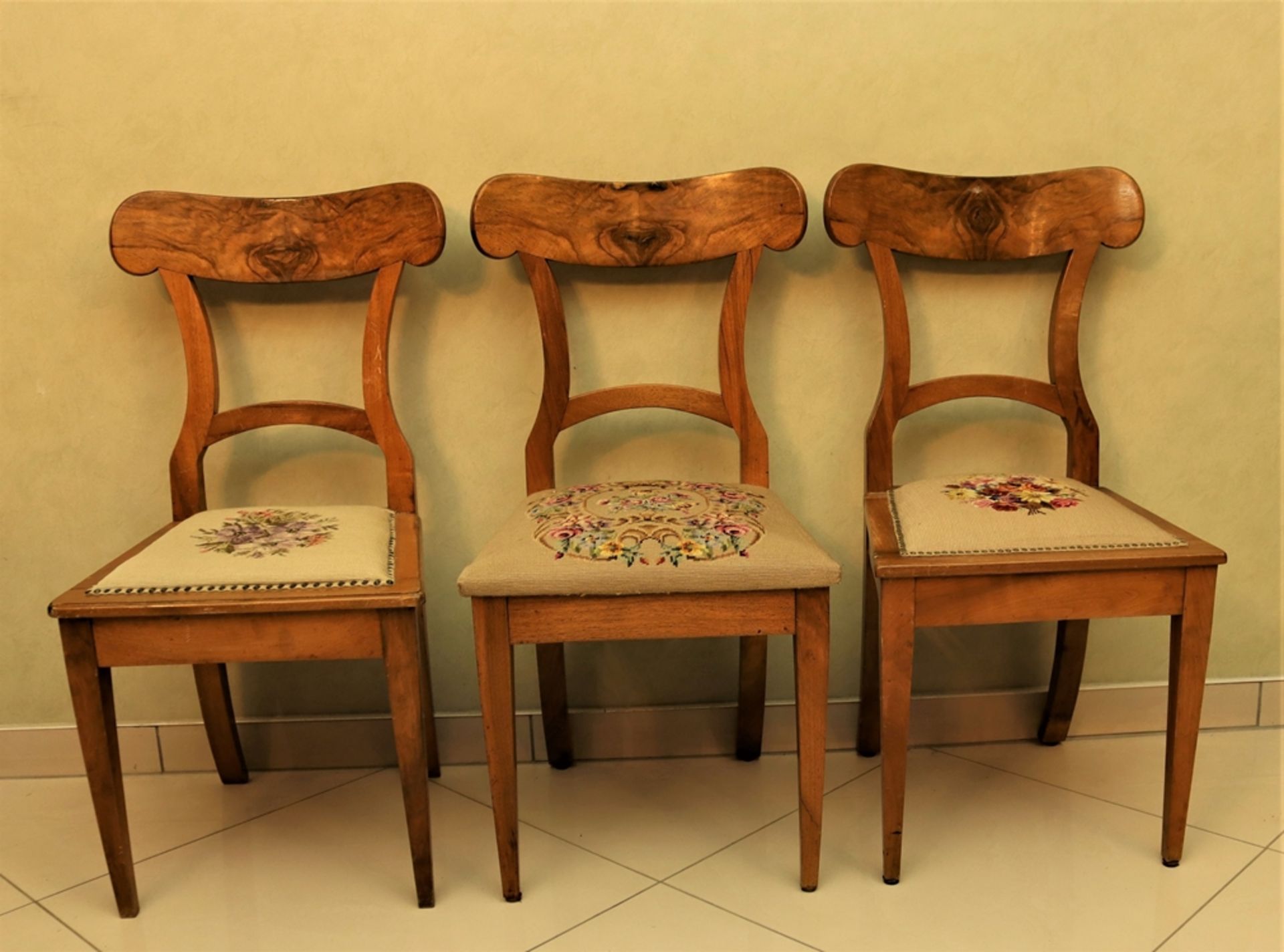 Drei süddeutsche Biedermeier Stühle sog. Ochsenkopfstühle,  Nussbaum massiv um 1830, Polsterung spä