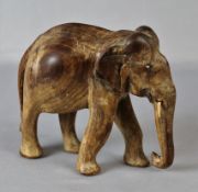 Handgeschnitzte Darstellung eines Elefanten,  Mahagoni Holz, Afrika 20.Jh., Gebrauchsspuren