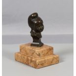 Kleine Büste um 1920 deutsch, Darstellung wohl ein Narrenkopf, Bronzeguss auf Marmor
