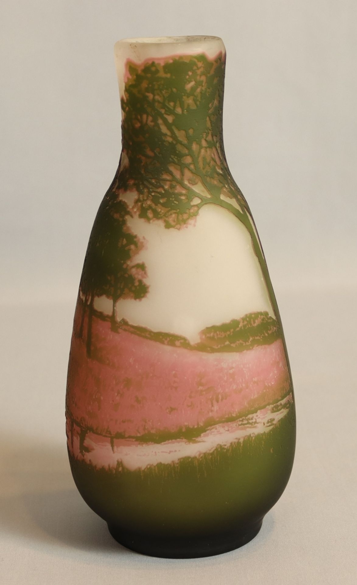 Jugendstil Vase 20.Jh., farbloses Glas mit zahlreichen farblichen Überfängen, milchfarbener Untergr - Image 2 of 3