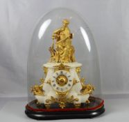 Kamin- und Tischuhr Mitte des 19.Jh., französische Alabaster Uhr mit feuervergoldeter figürlicher D