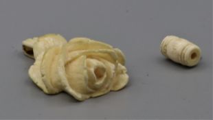2 Elfenbein Anhänger in Form einer Rose bzw. eines Miniatur Fasses um 1920, Gebrauchsspuren