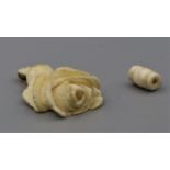 2 Elfenbein Anhänger in Form einer Rose bzw. eines Miniatur Fasses um 1920, Gebrauchsspuren