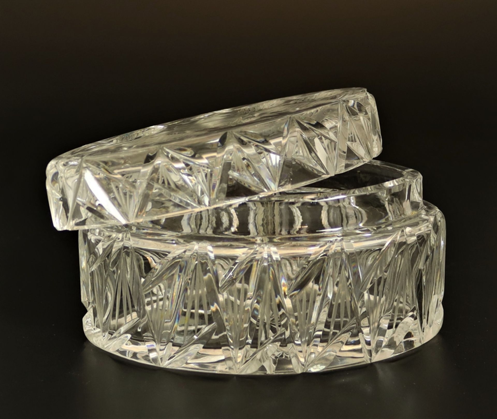 Kristalldeckeldose, farblos geschliffenes Glas, facettierte Wandung bzw. Deckel mit geschliffenen R - Bild 2 aus 2