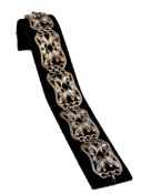 Filigranes Armband im Stil des Orient, reich verziert mit Rankenwerk, Glieder umrahmen verzierte Ro