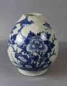 Vase chinesisch 19.Jh., grauer Scherben blau bemalt, kugelförmige Wandung nach oben zusammengezogen