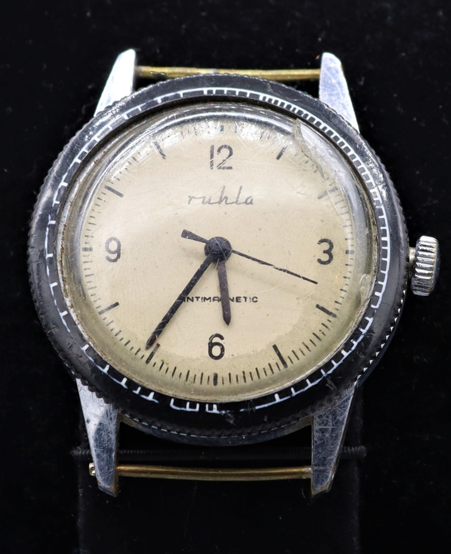 Herren Armbanduhr ohne Armband, Ruhla 70er Jahre DDR, helles Ziffernblatt mit arabischen Ziffern, T