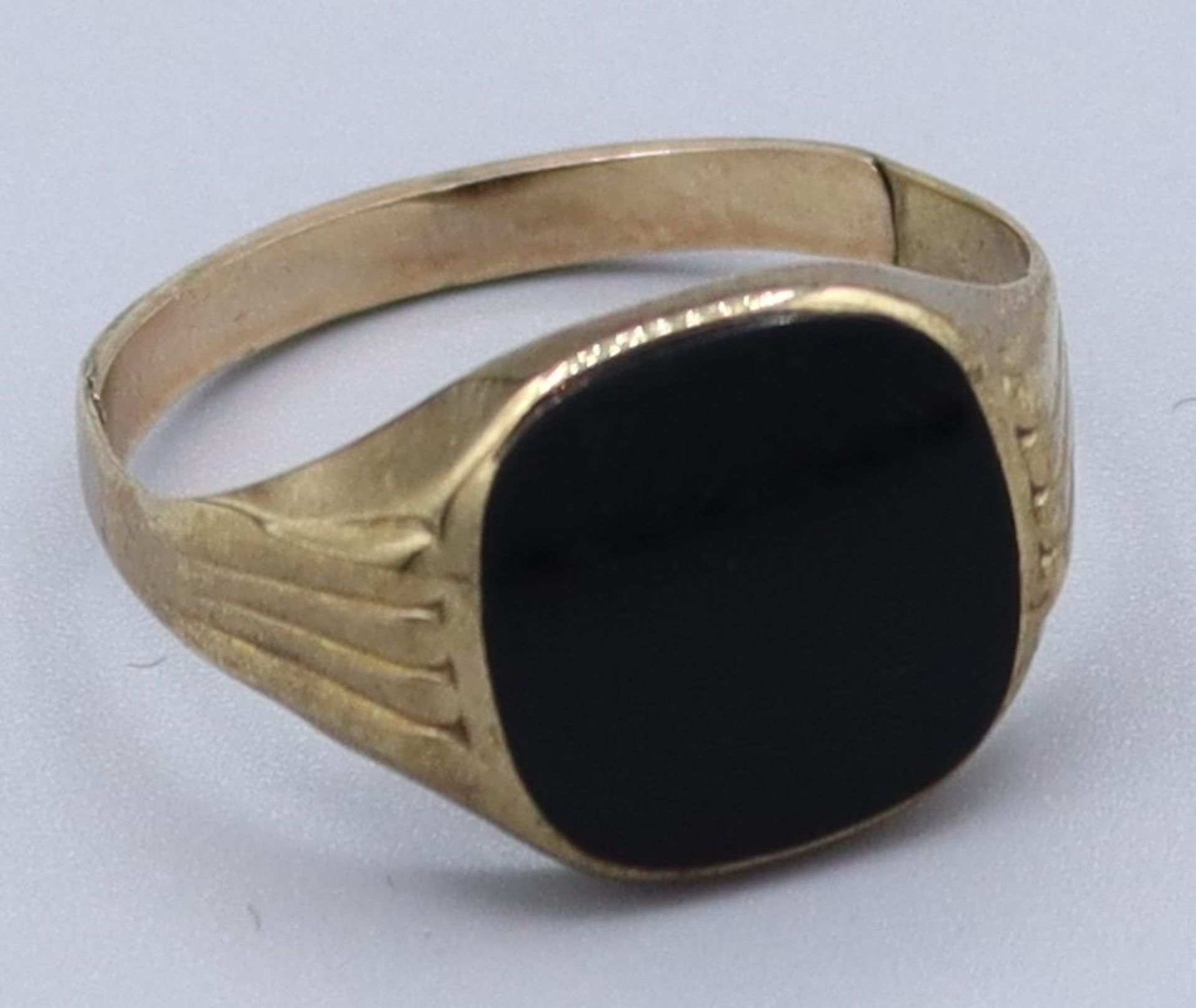 Herren Ring 585 GG, altrestauriert, breites Band, schauseitig mit Onyxplatte, umlaufende Wandung ho - Bild 2 aus 2