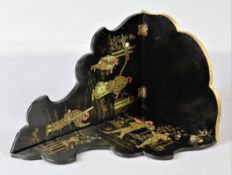 Eckkonsole schwarzer Schelllack mit figürlichen chinesischen Darstellungen, China 19.Jh., klappbar,