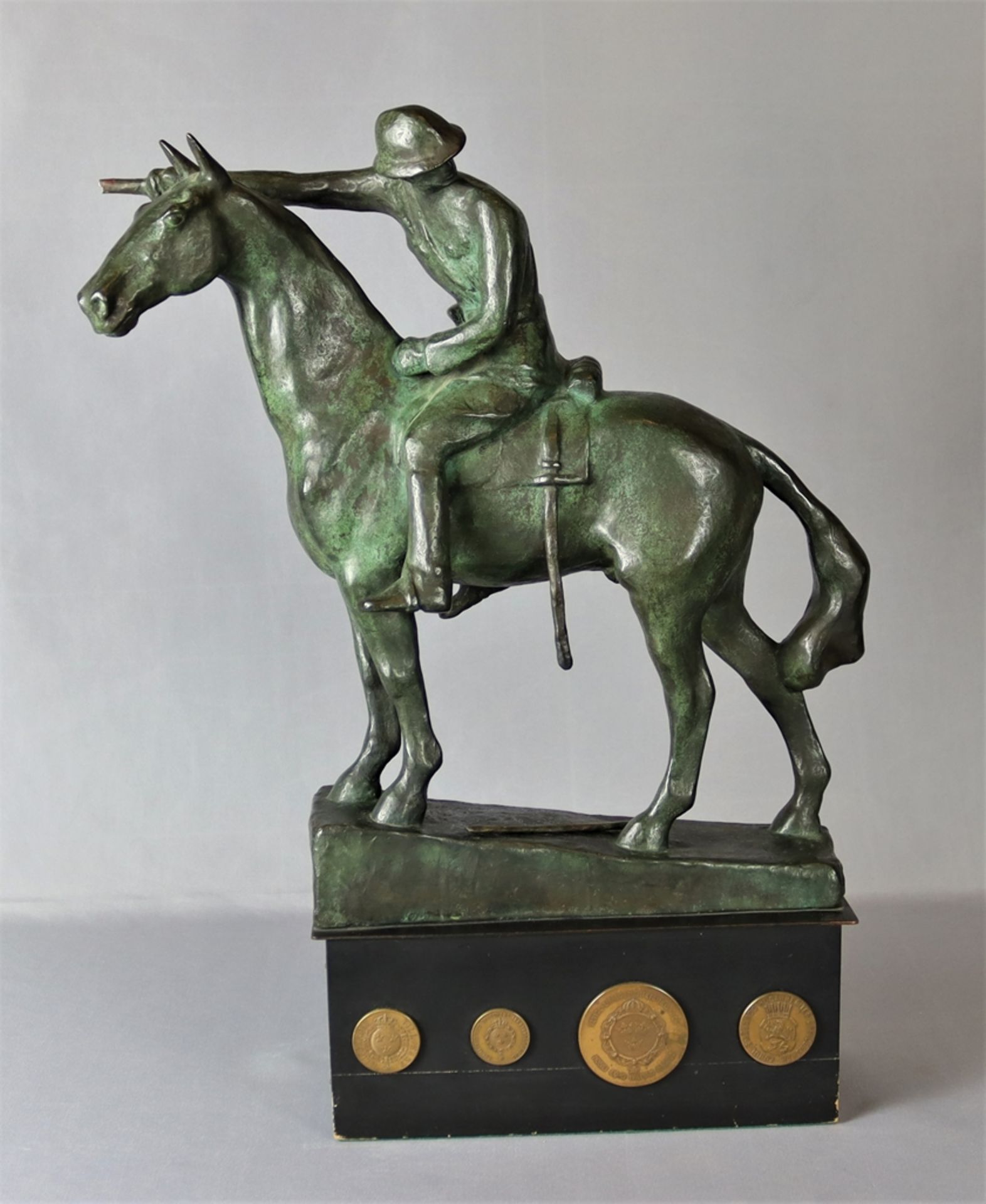 "Reiter zu Pferd", grün patinierte Bronze Skulptur, sign. M.v. Rosen gleich Maud von Rosen geb.: 19