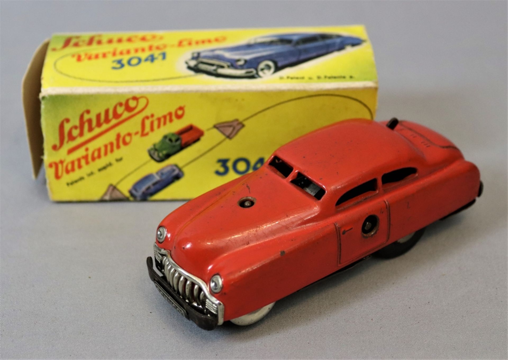 Limousine der 50er Jahre mit Fernlenkung, Marke Schuco US-Zone nach 1945, Metall Eisenblech farbig 
