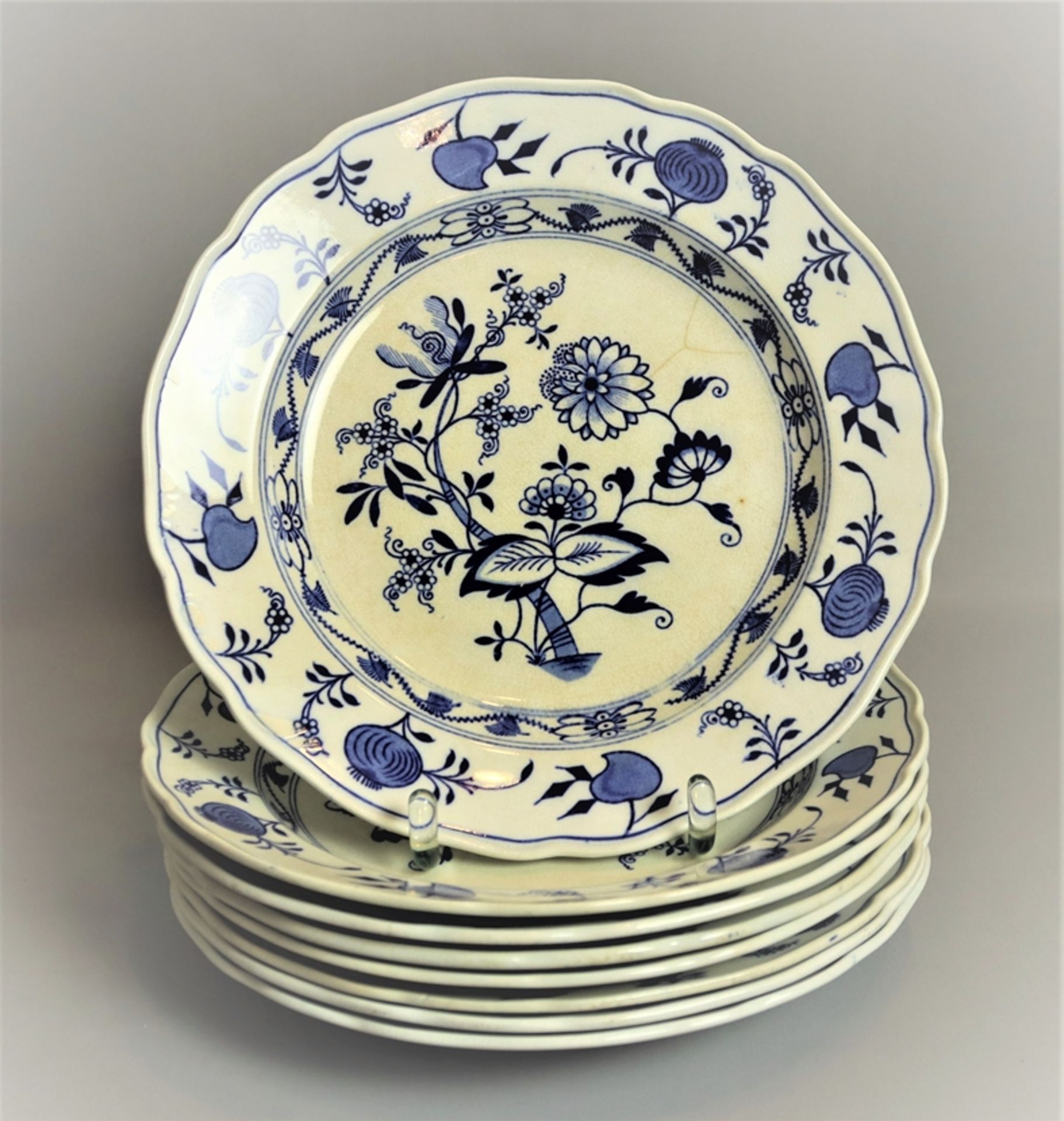 8 Essteller Stadt Meißen, Keramik um 1900, weißer Scherben, blau weiß verziert, wellenförmiger Rand