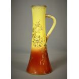 Französische Jugendstil Vase mit seitlichem Henkel, heller Korpus mit zweifarbiger Blumenornament,