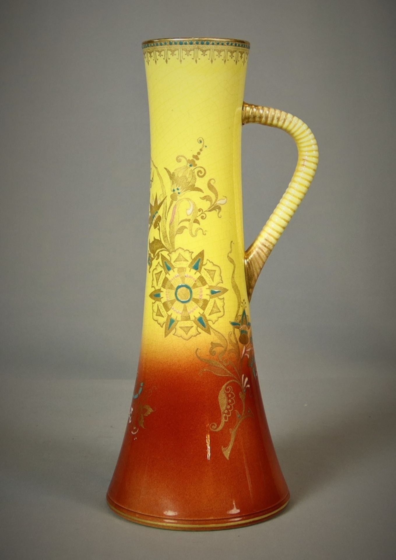Französische Jugendstil Vase mit seitlichem Henkel, heller Korpus mit zweifarbiger Blumenornament, 