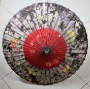 Chinesischer Sonnenschirm um 1900, farbig gestalteter Sonnenschirm aus Reispapier und Bambusstiel, 