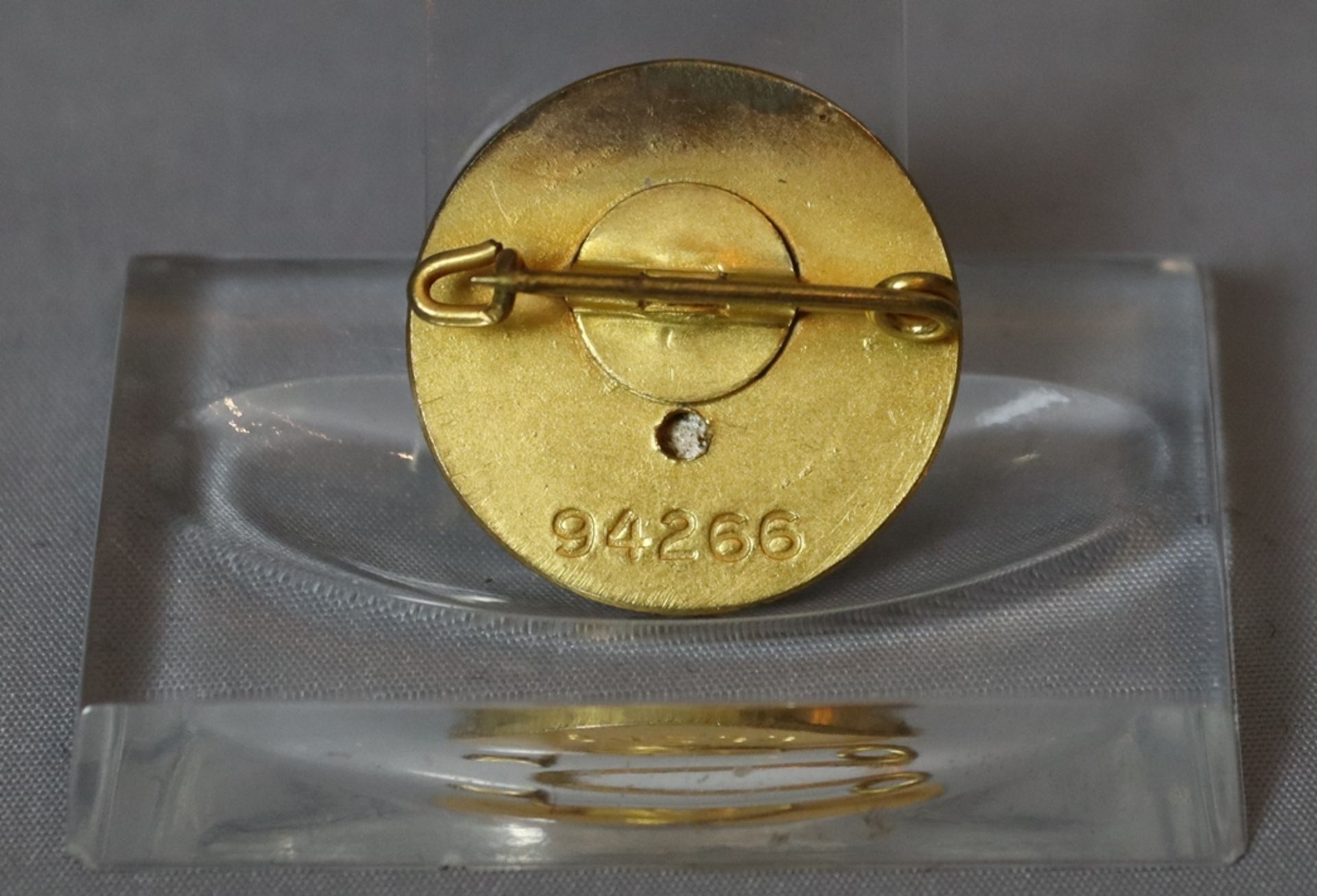 Goldenes Parteiabzeichen, Mitgliedsnummer 94266, Eisen, Kern vergoldet, schauseitig umlaufendes Eic - Bild 2 aus 2