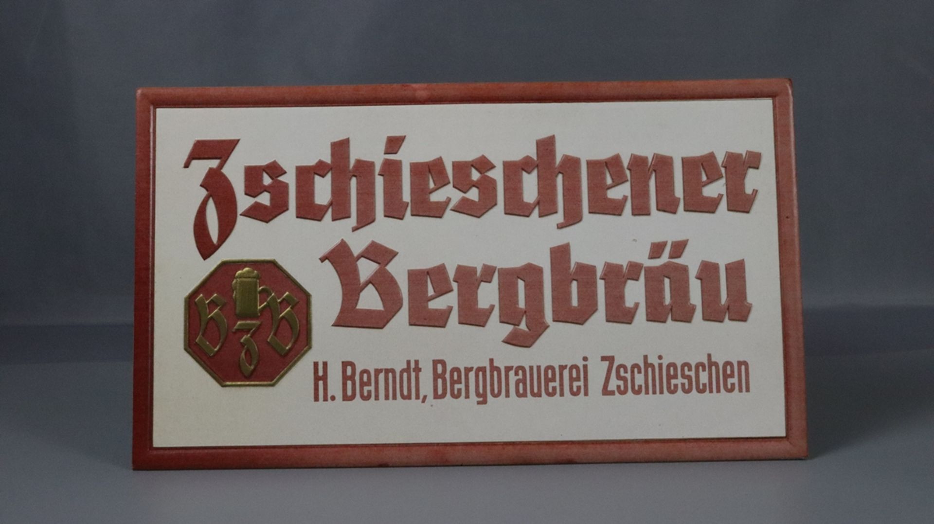 Bier Werbungsschild aus geprägter Pappe um 1920, "Zschieschener Bergbräu" farbig gestaltet, unbenut