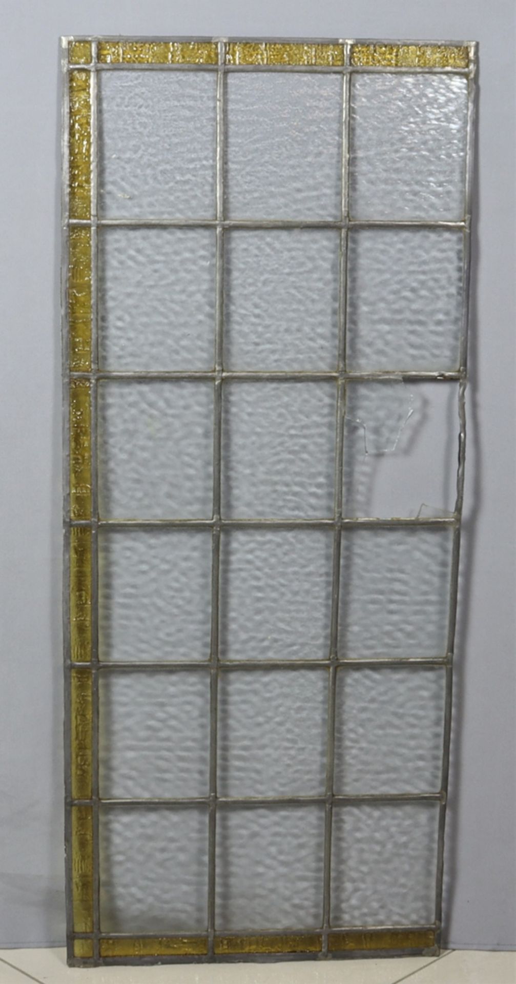 Paar Bleiglasscheiben um 1920, farbloses gewelltes Glas mit gelb gebeiztem Glas umrandet, eine klei - Bild 2 aus 2