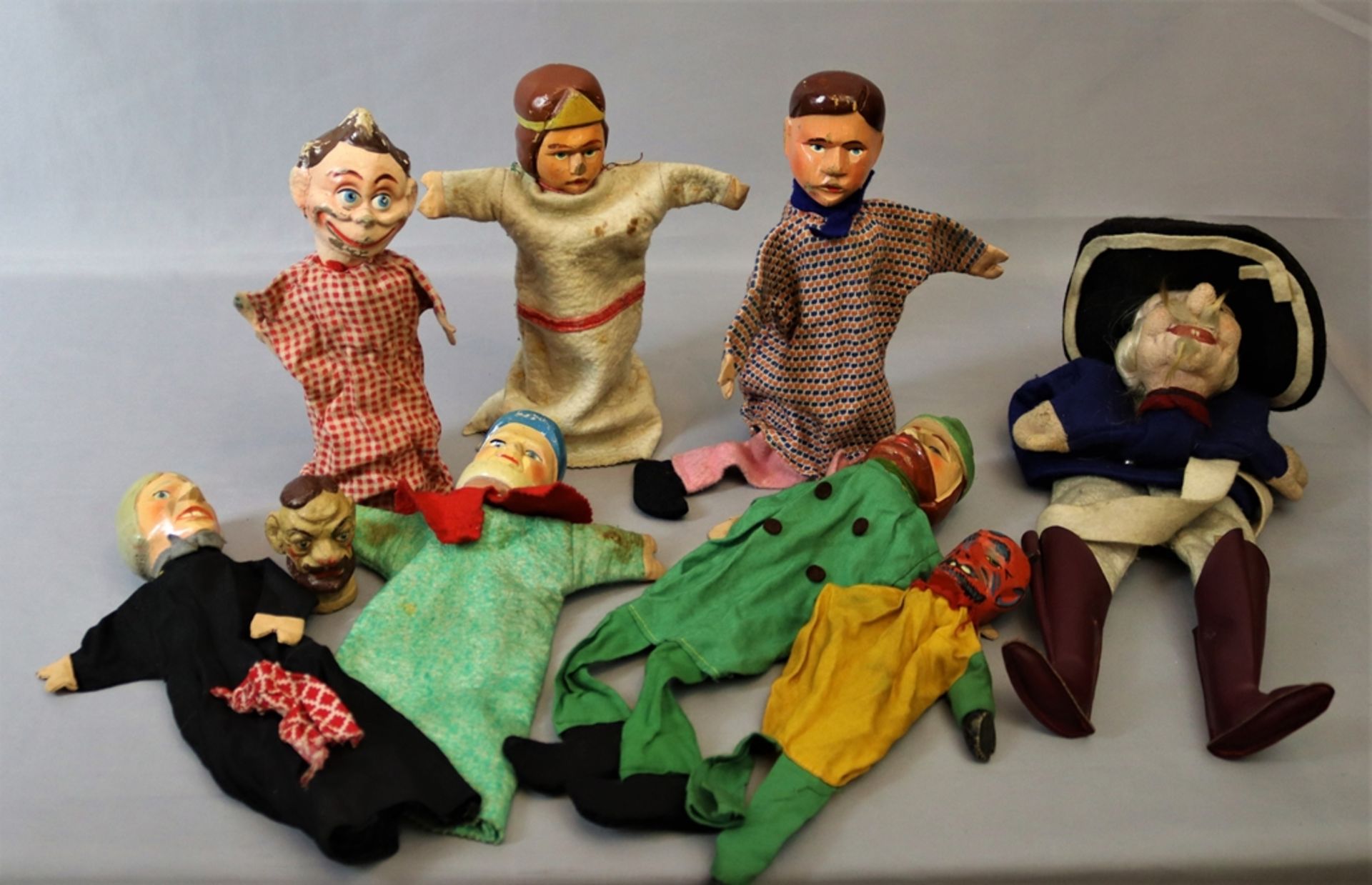 Handpuppen 9 Stück um 1920-40, verschiedene Materialien und Größen, einer ohne Körper,  Gebrauchssp