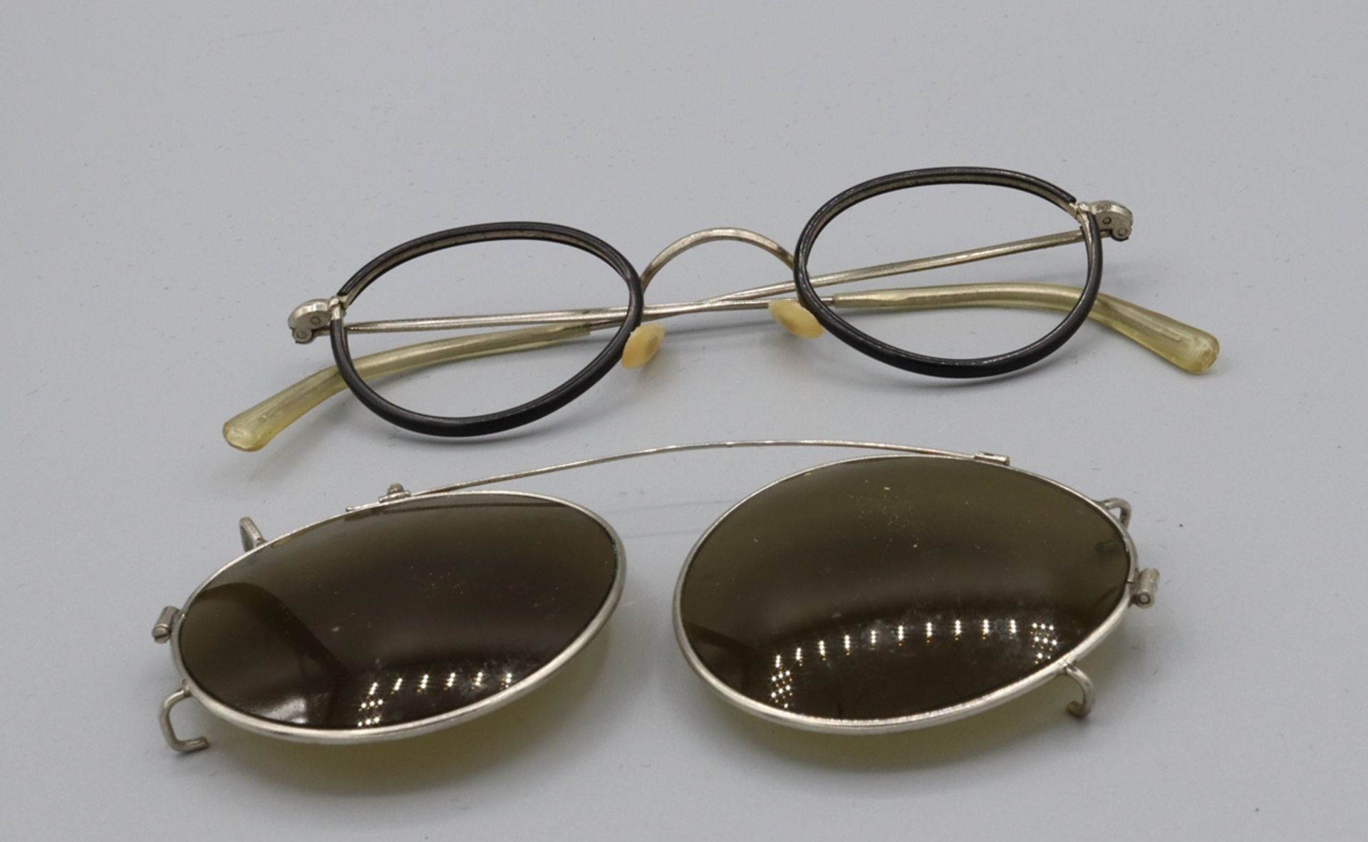 Nickelbrille und Sonnenbrillenaufsatz Anfang des 20.Jh. bzw. 80er Jahre, Gebrauchsspuren