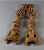 Hochzeitsritualfiguren mit Holzketten, Holz Afrika 20.Jh., männliche und weibliche Darstellungen, G