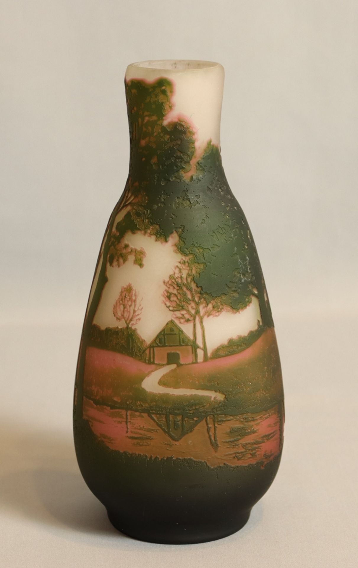 Jugendstil Vase 20.Jh., farbloses Glas mit zahlreichen farblichen Überfängen, milchfarbener Untergr