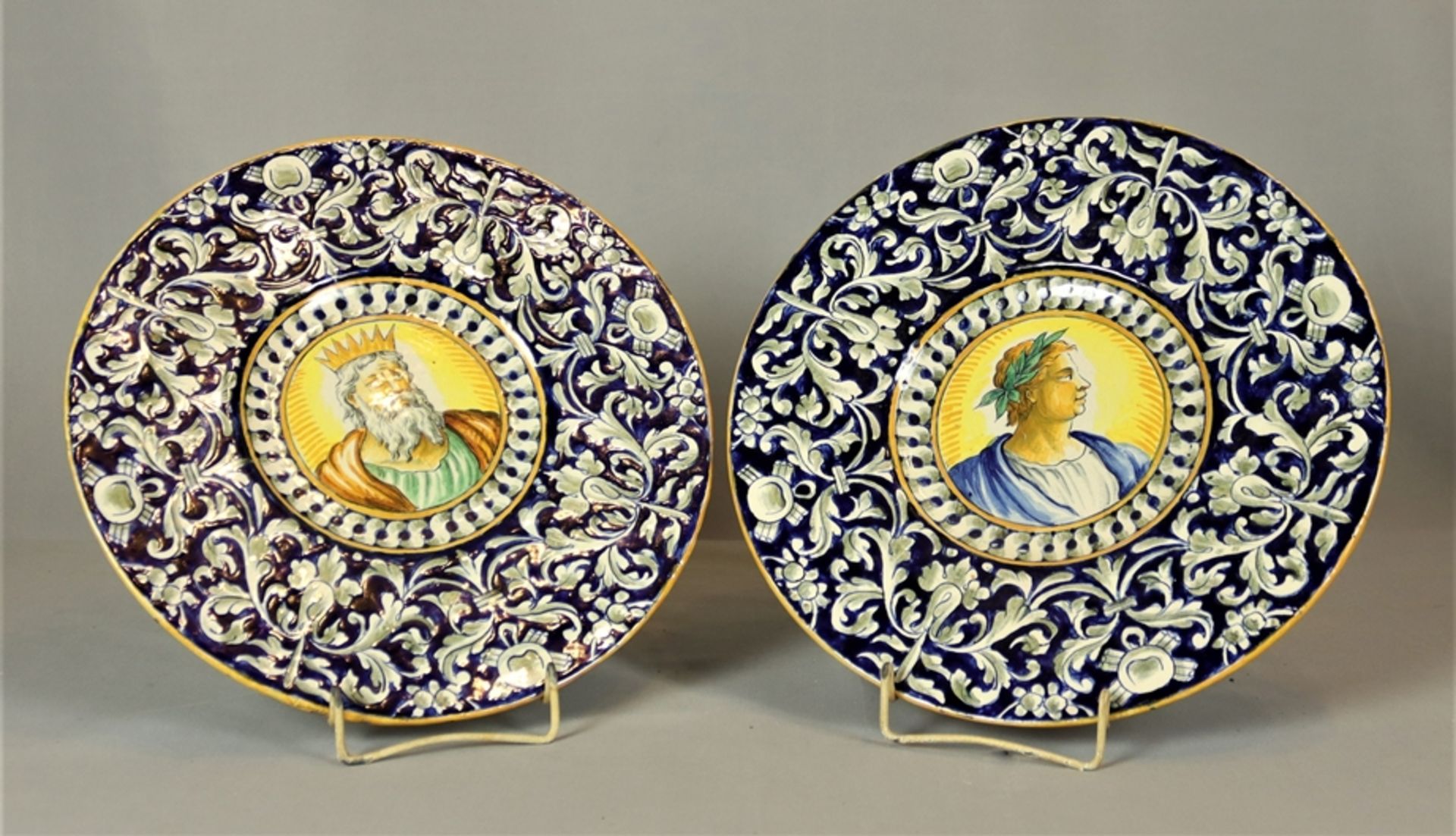 Paar Italienische Majolika Teller des 17.-18. Jh., heller Scherben, farbig gestaltet, im Spiegel fe