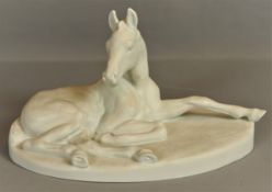 Liegendes Pferd Manufaktur Fürstenberg, moduliert von Albert Hinrich Hussmann, deutscher Bildhauer 