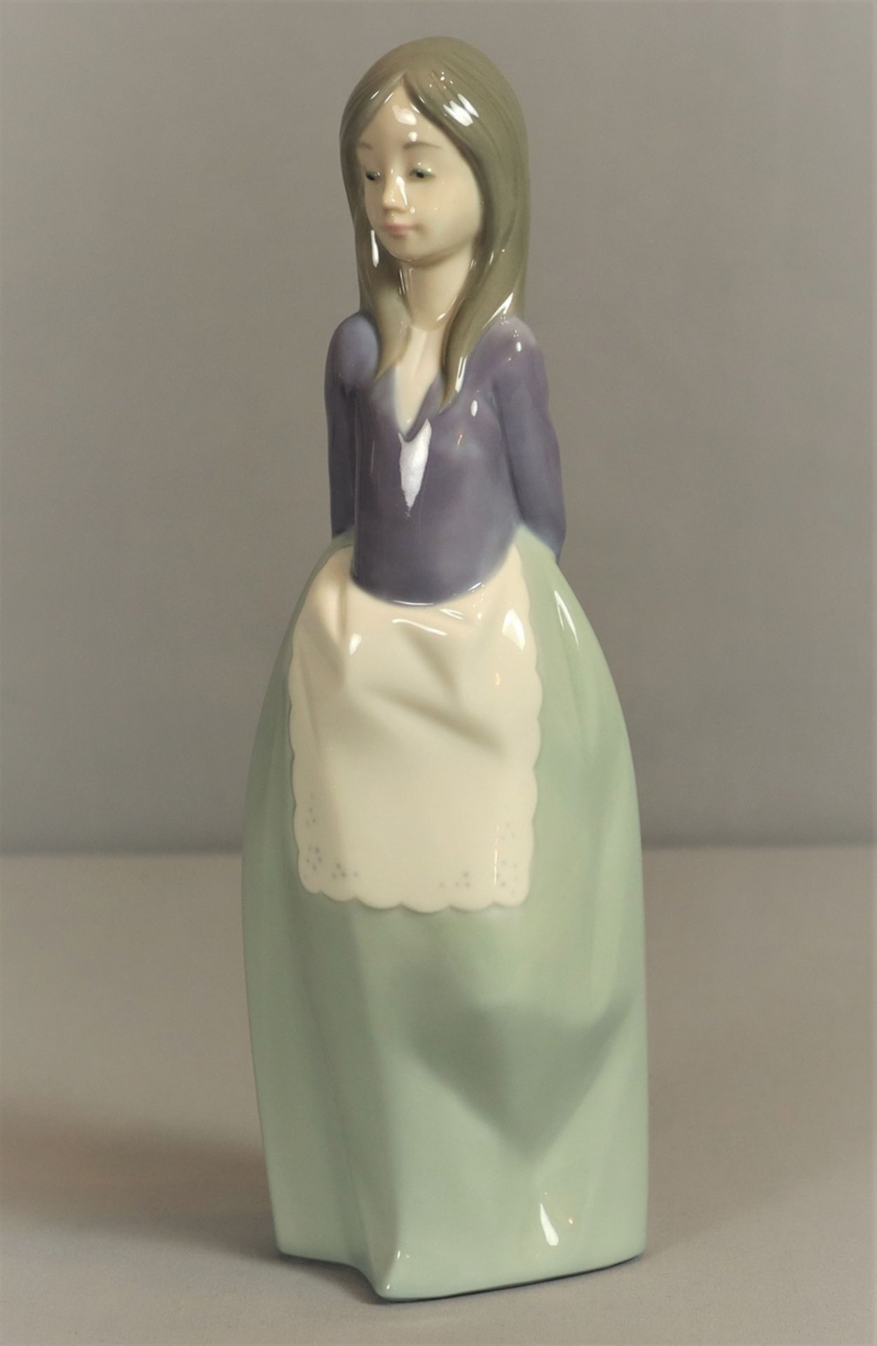 Spanische Porzellanfigur eines jungen Mädchen, Manufaktur LLADRU 2.Hälfte des 20.Jh., cremefarbener