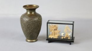 Lot Vase m. Glasvitrine 20.Jh. Asien, handgearbeitete messinggetriebene Vase, Indonesien um 1920, K