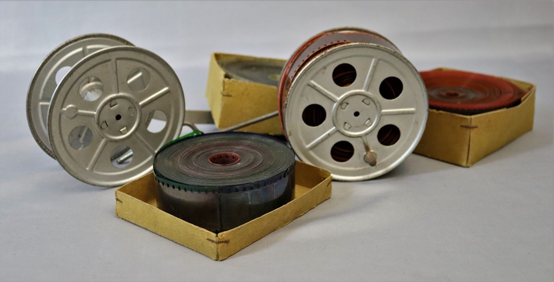 4 Filme plus Zubehör (2 Spulen) für Filmvorführgeräte Mitte des 20.Jh., Gebrauchsspuren