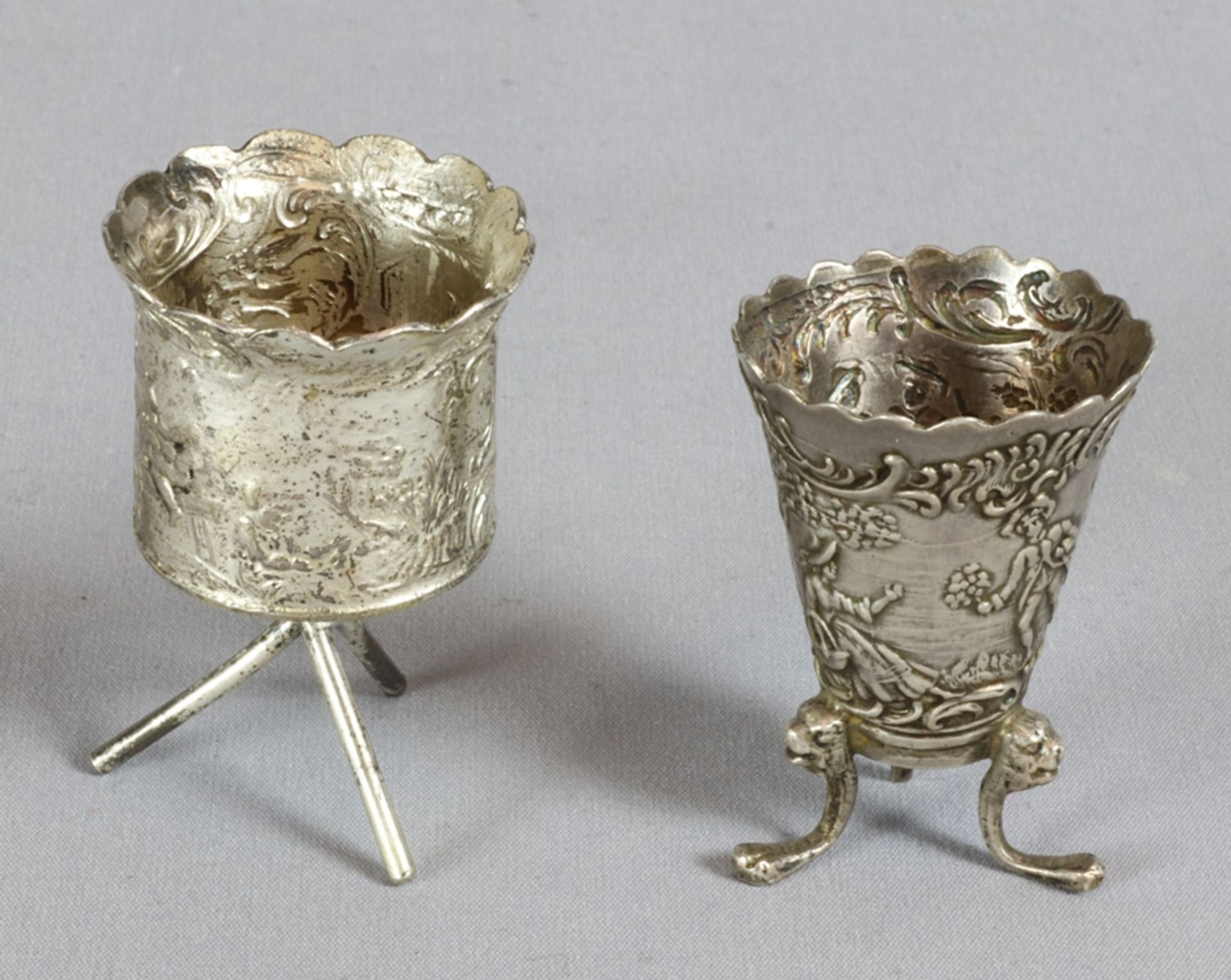 2 Miniaturkerzenhalter Historismus um 1900, gepunzt Silber 800, facettierte reich verzierte Wandung