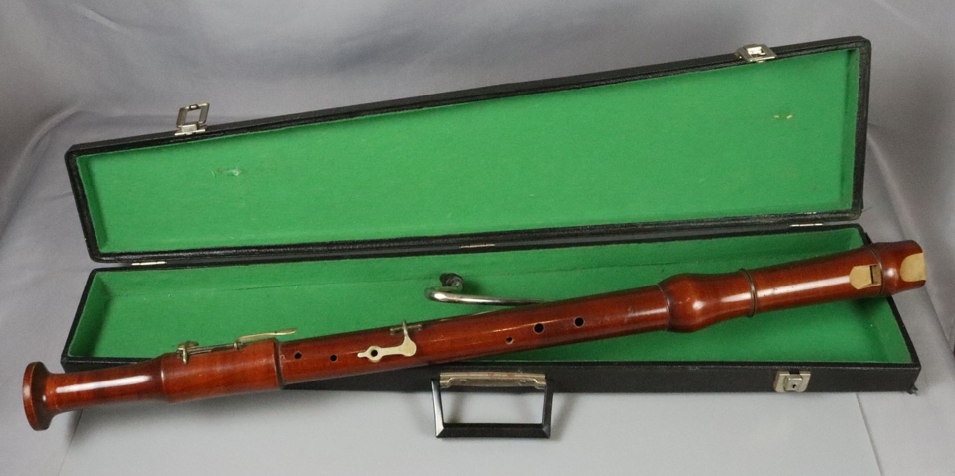 Oboe um 1920, Buche auf Nussbaum gebeizt, im Kasten, Funktion nicht geprüft
