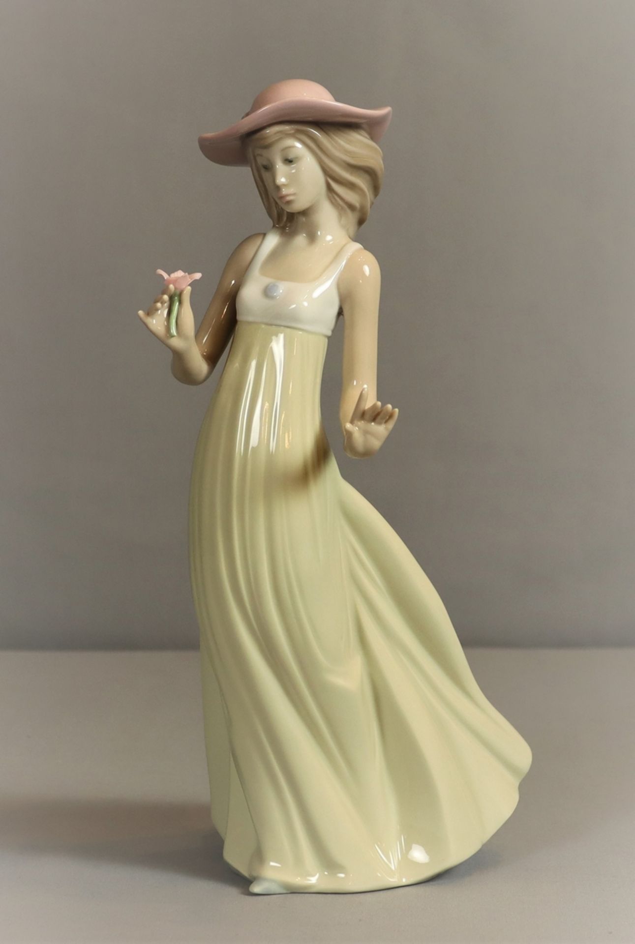 Spanische Porzellanfigur, Darstellung junges Mädchen mit Hut, Manufaktur LLADRU, hergestellt in der