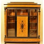 Äußerst qualitätsvoll gearbeitete Empire Vitrine um 1890, einteiliger Korpus, dreitürig, davon zwei