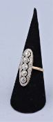 Art Deco Damen Ring um 1930, sogen. Schiene, fünf Diamanten im Altschliff zus. ca. 1,40 ct., facett